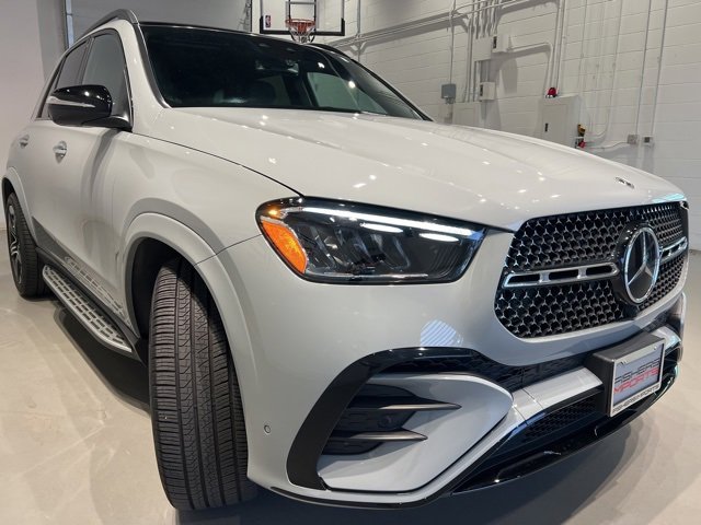 Used 2025 Mercedes-Benz GLE 450e 4MATIC w/ AMG Line Exterior image 3
