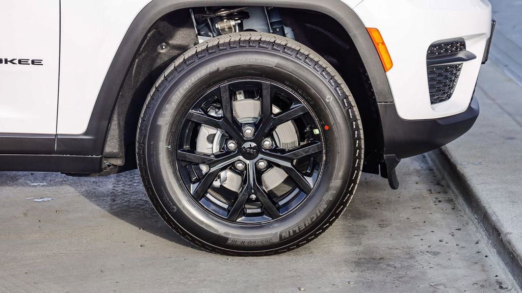 New 2025 Jeep Grand Cherokee Altitude image 11