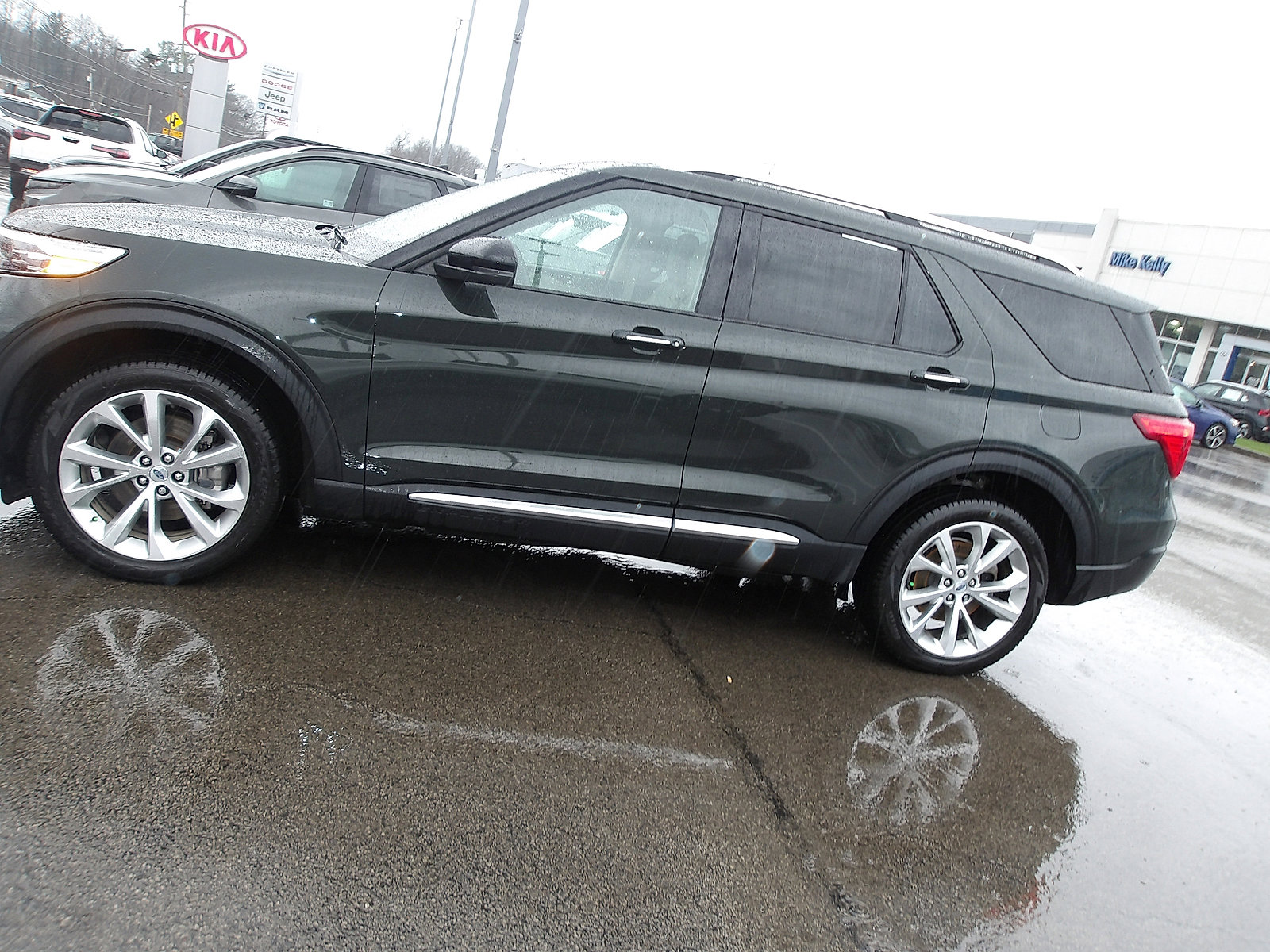 Used 2023 Ford Explorer Platinum w/ Technology Package AWD/4WD image 4