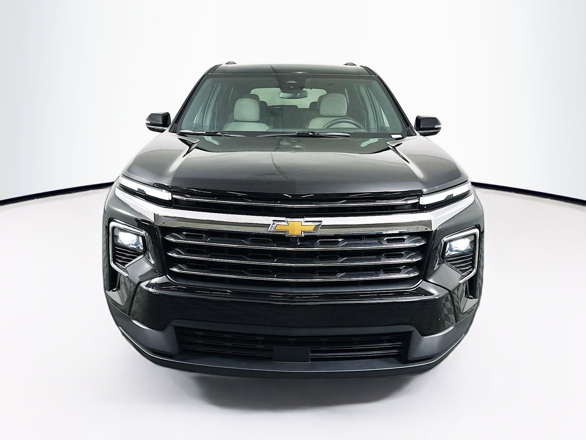 Used 2025 Chevrolet Traverse LT image 2