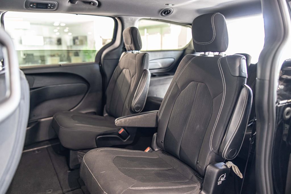 Used 2019 Chrysler Pacifica Touring Plus w/ S Appearance Package FWD image 32