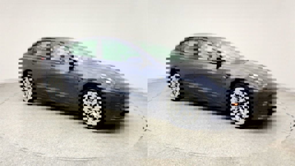 Used 2023 Tesla Model 3 Standard Range image 3