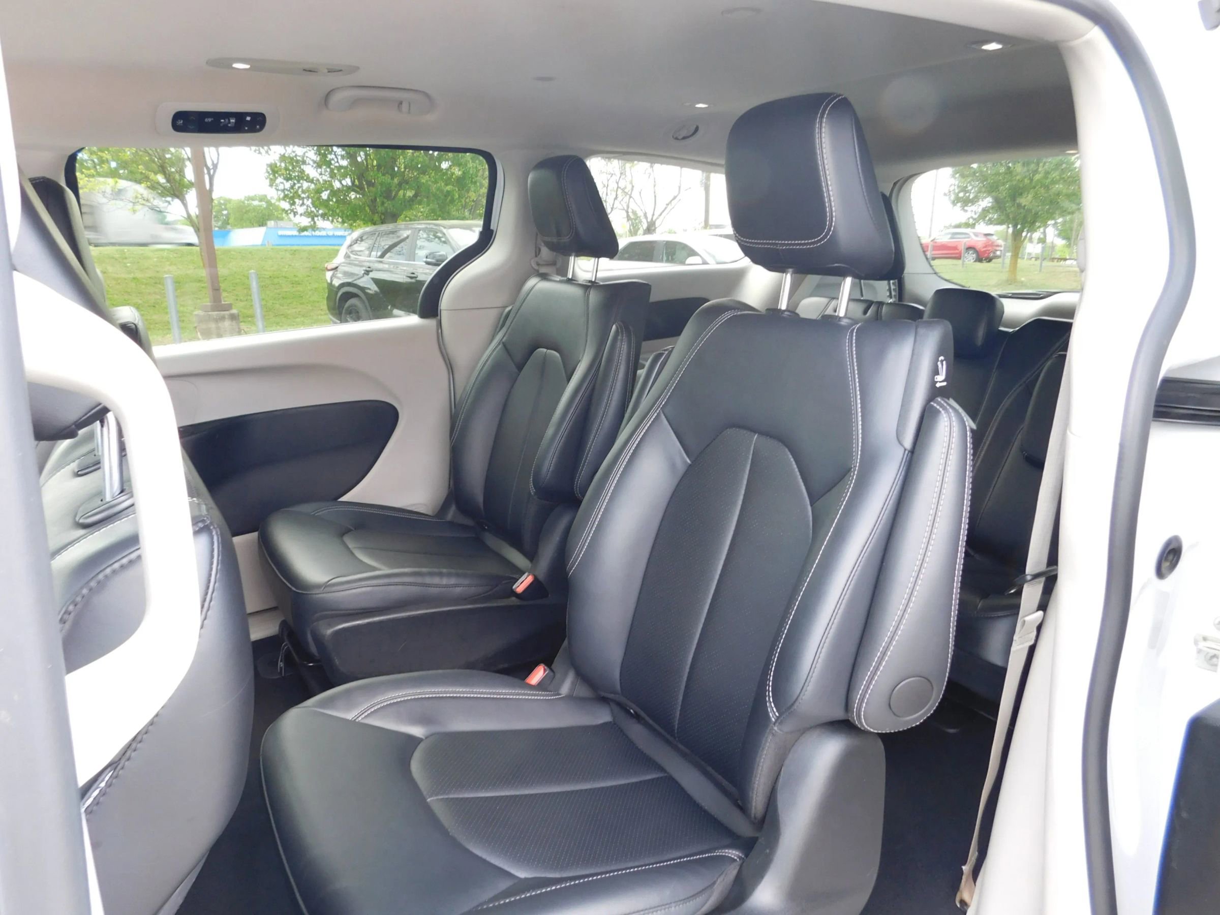 Used 2024 Chrysler Pacifica Limited FWD image 15