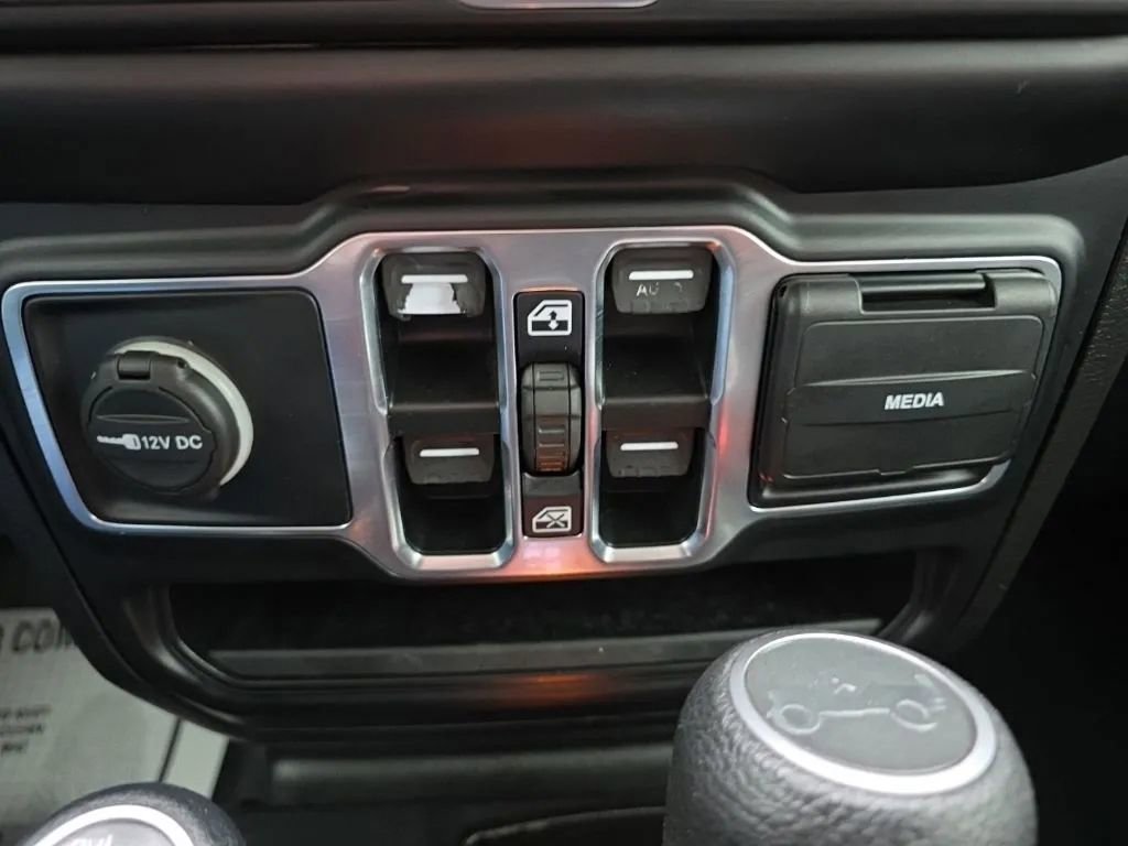 Used 2019 Jeep Wrangler Unlimited Sahara AWD/4WD image 28