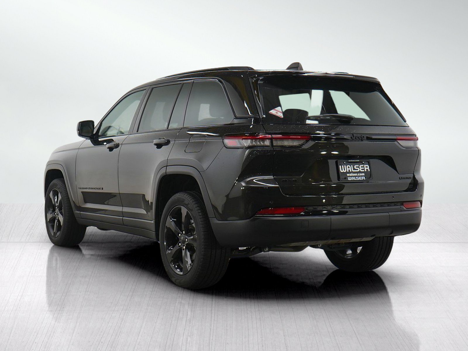 Used 2024 Jeep Grand Cherokee Limited w/ Black Appearance Package AWD/4WD image 3
