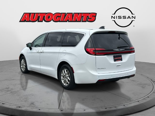 Used 2024 Chrysler Pacifica Touring-L FWD image 5