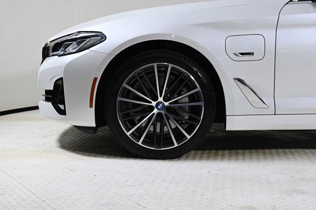 Used 2023 BMW 530e xDrive w/ Premium Package image 24