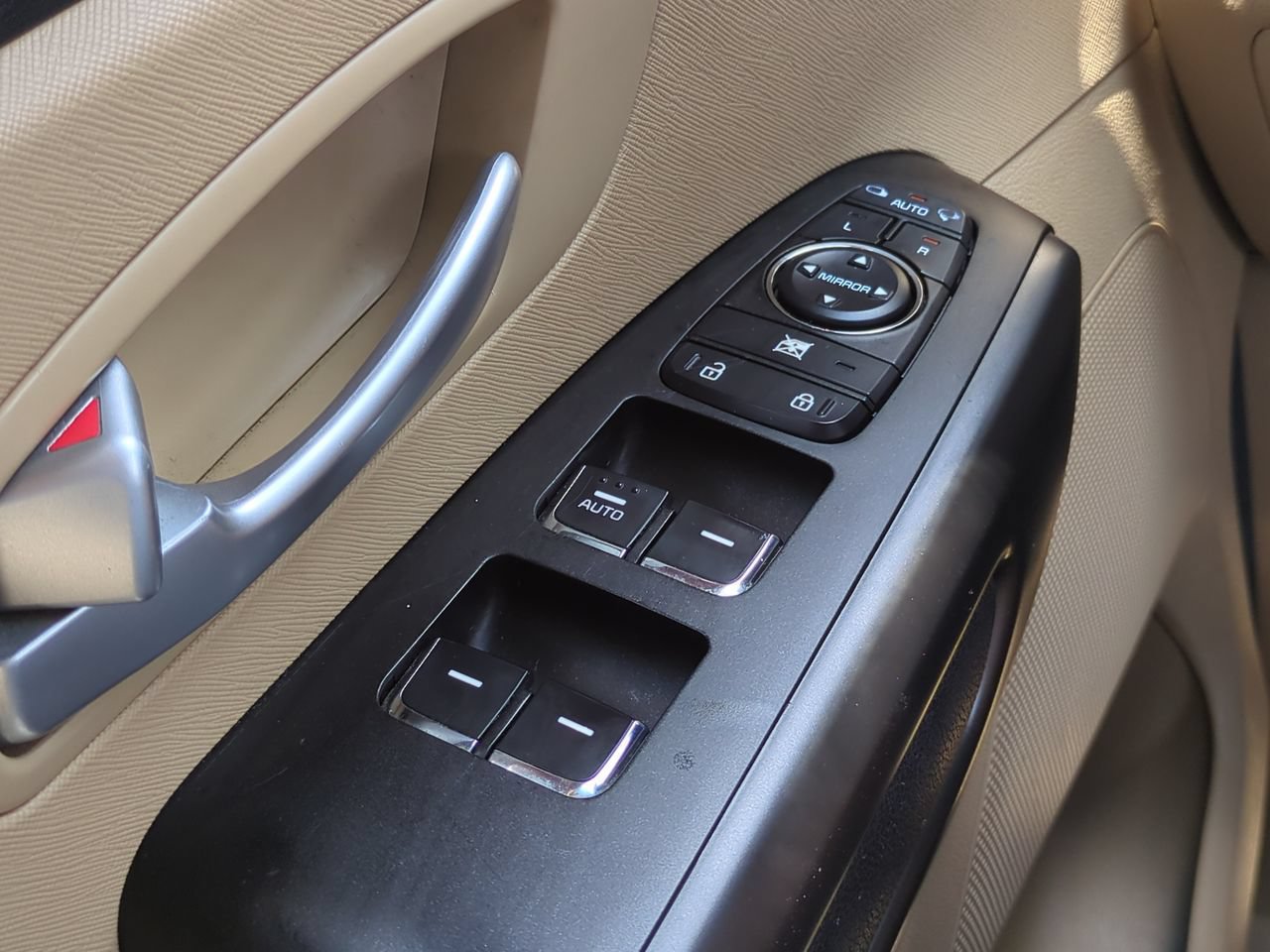 Used 2017 Kia Sedona LX w/ LX Essentials Premium Package FWD image 23