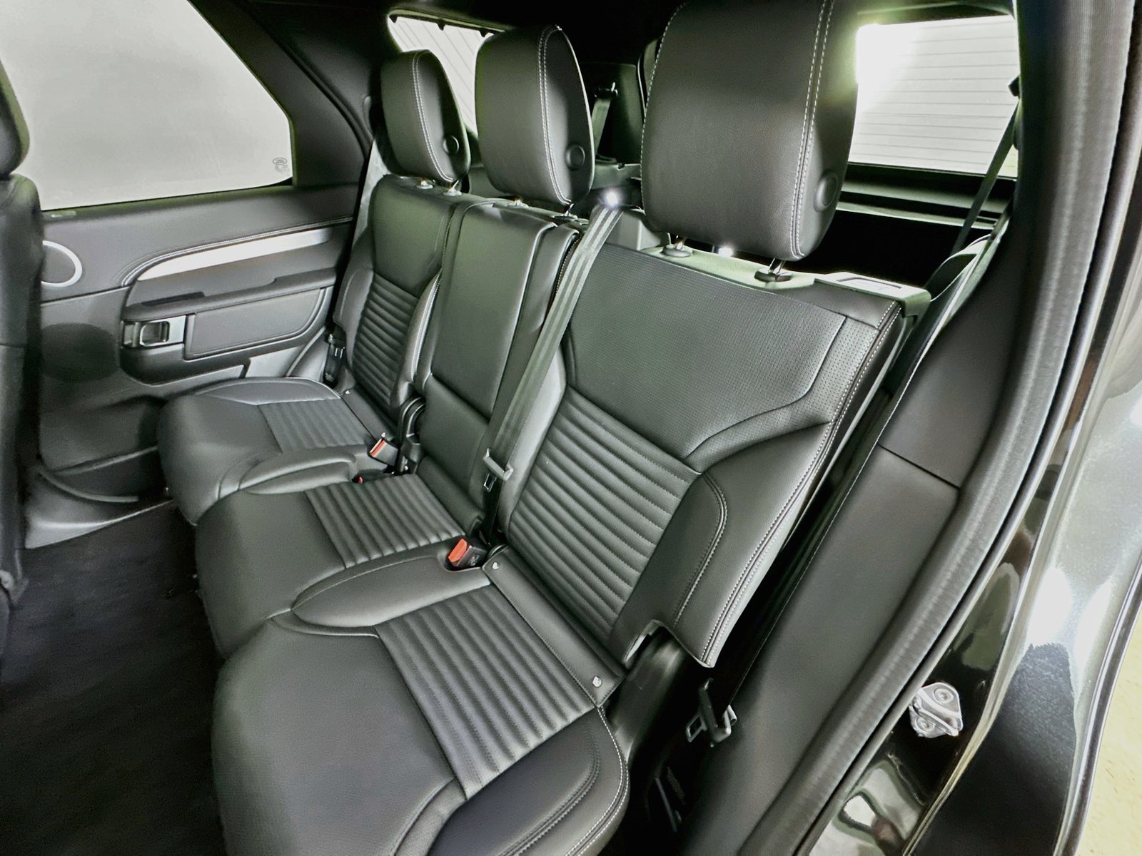 New 2026 Land Rover Discovery Limited Edition AWD/4WD image 38