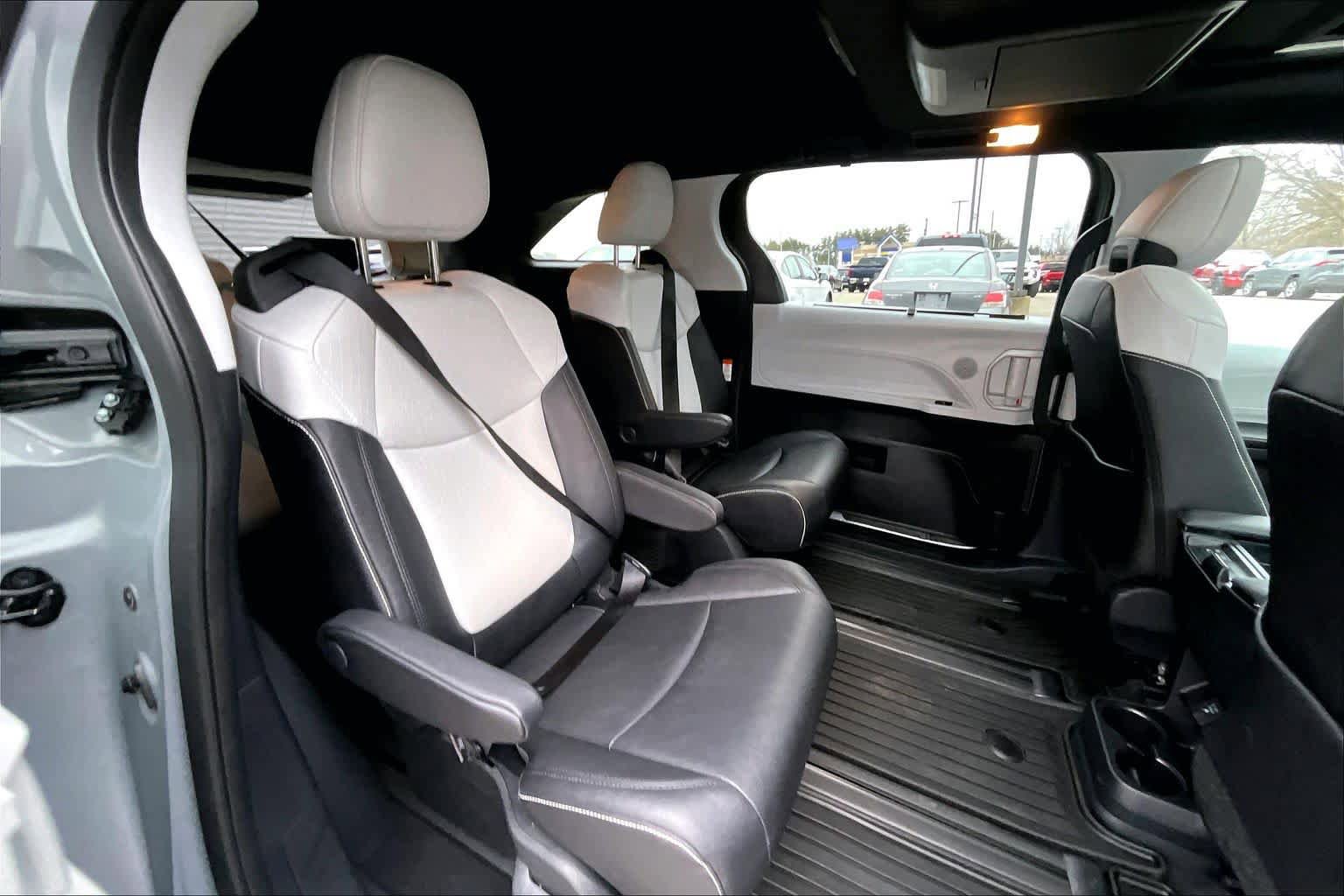 Used 2025 Toyota Sienna XSE w/ XSE Plus Package image 19
