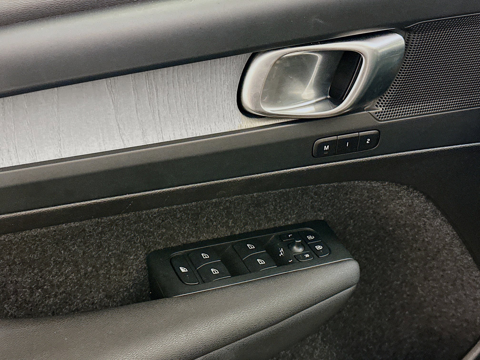 Used 2025 Volvo XC40 B5 Core image 15