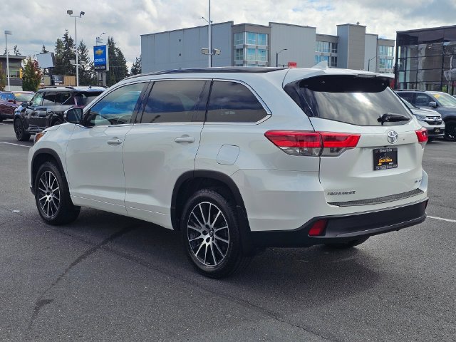Used 2017 Toyota Highlander SE AWD/4WD image 3
