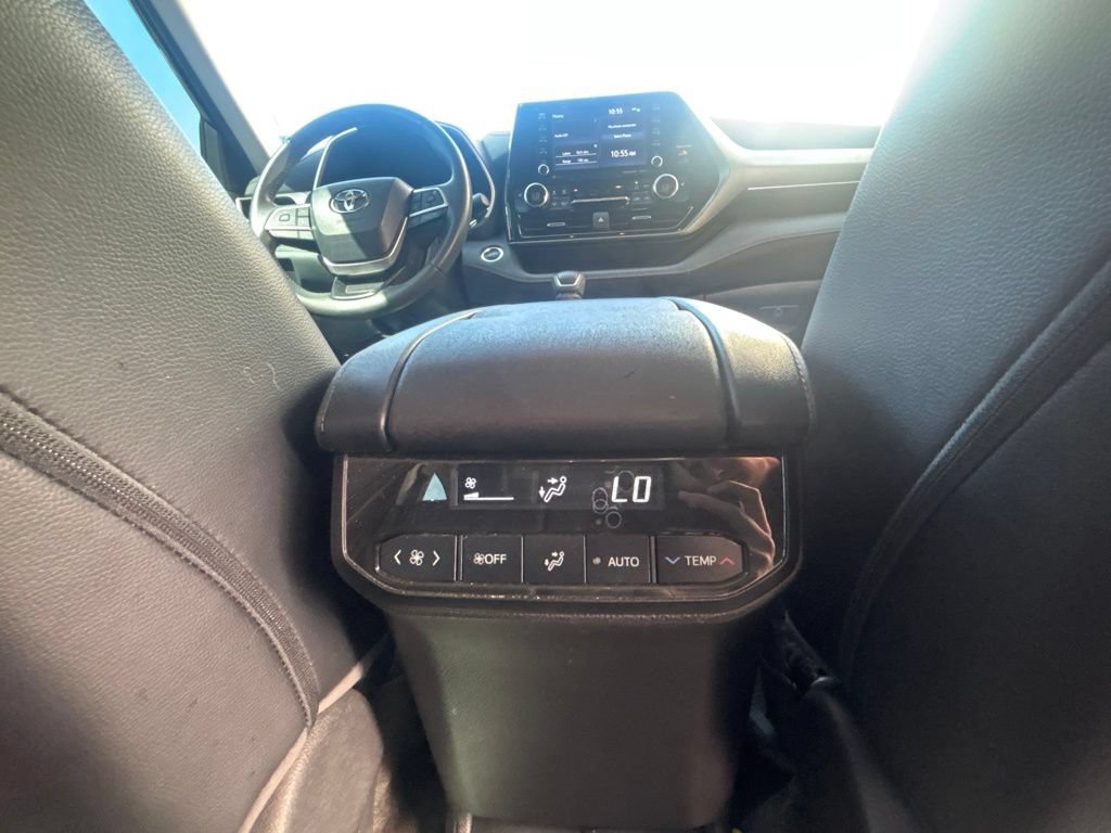 Used 2022 Toyota Highlander XLE AWD/4WD image 31