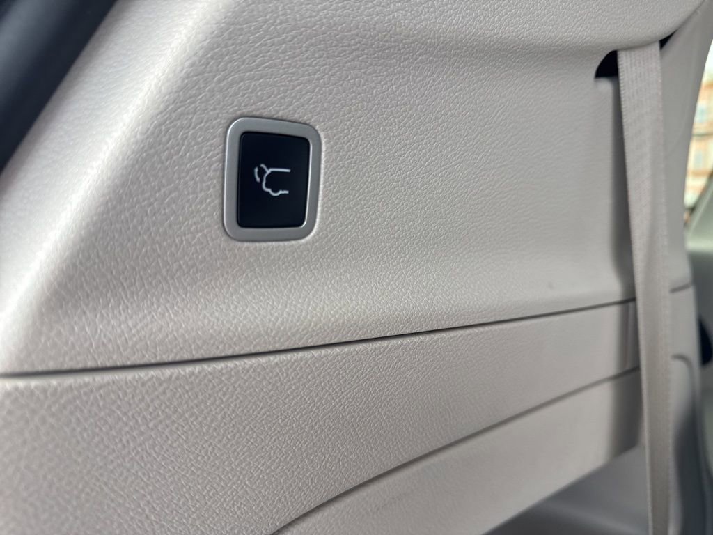 Used 2024 Chrysler Pacifica Touring-L image 7