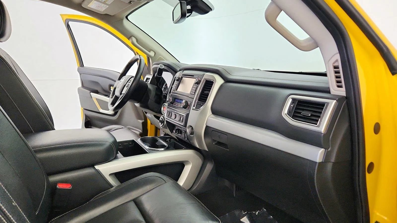 Used 2017 Nissan Titan PRO-4X w/ Pro-4x Convenience Package AWD/4WD image 30