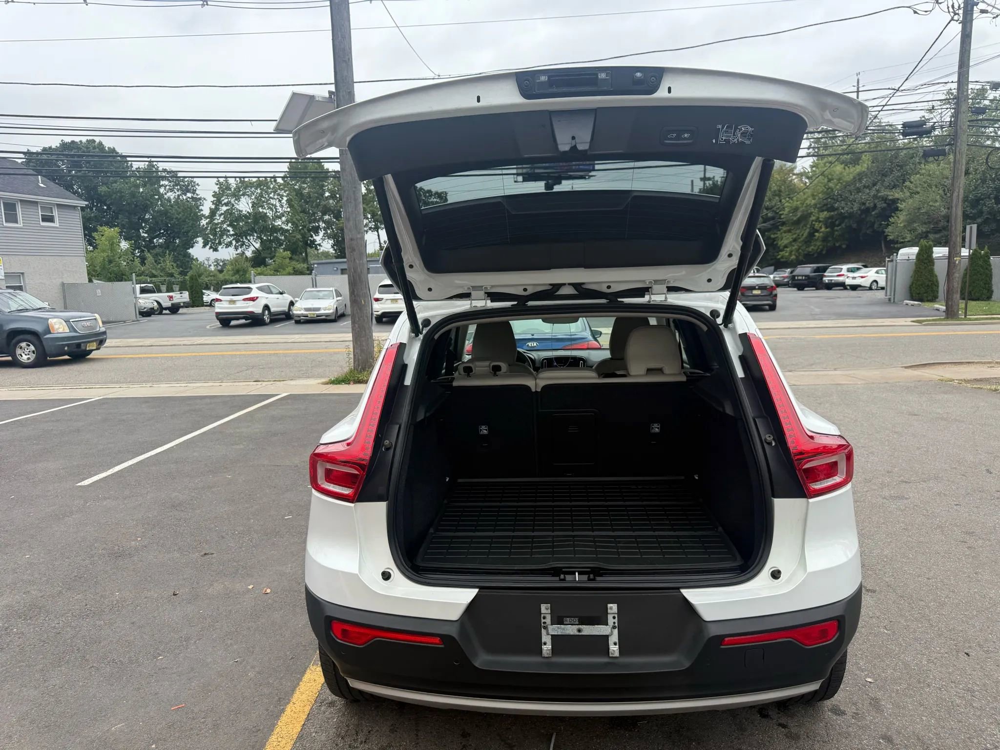 Used 2022 Volvo XC40 T5 Momentum image 27