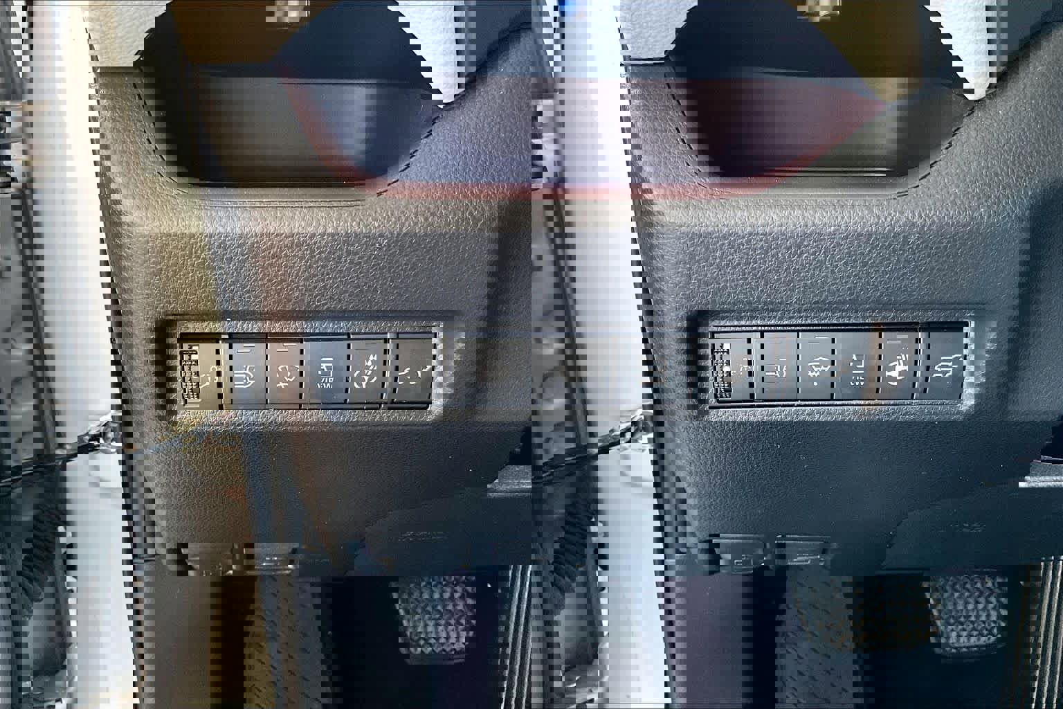 Used 2020 Toyota RAV4 Limited FWD image 34