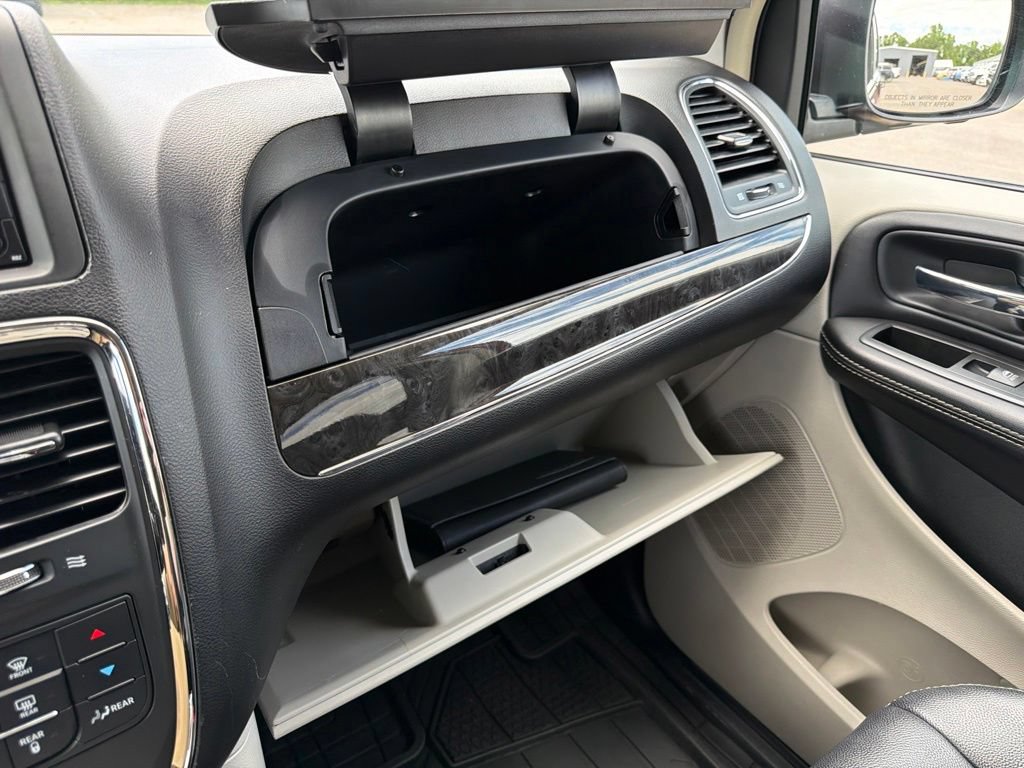 Used 2014 Chrysler Town & Country Touring FWD image 27