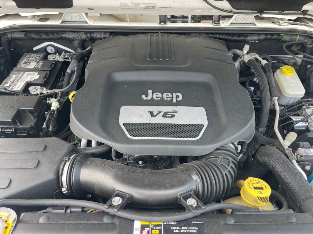 Used 2018 Jeep Wrangler Unlimited Rubicon w/ Cold Weather Group AWD/4WD image 32