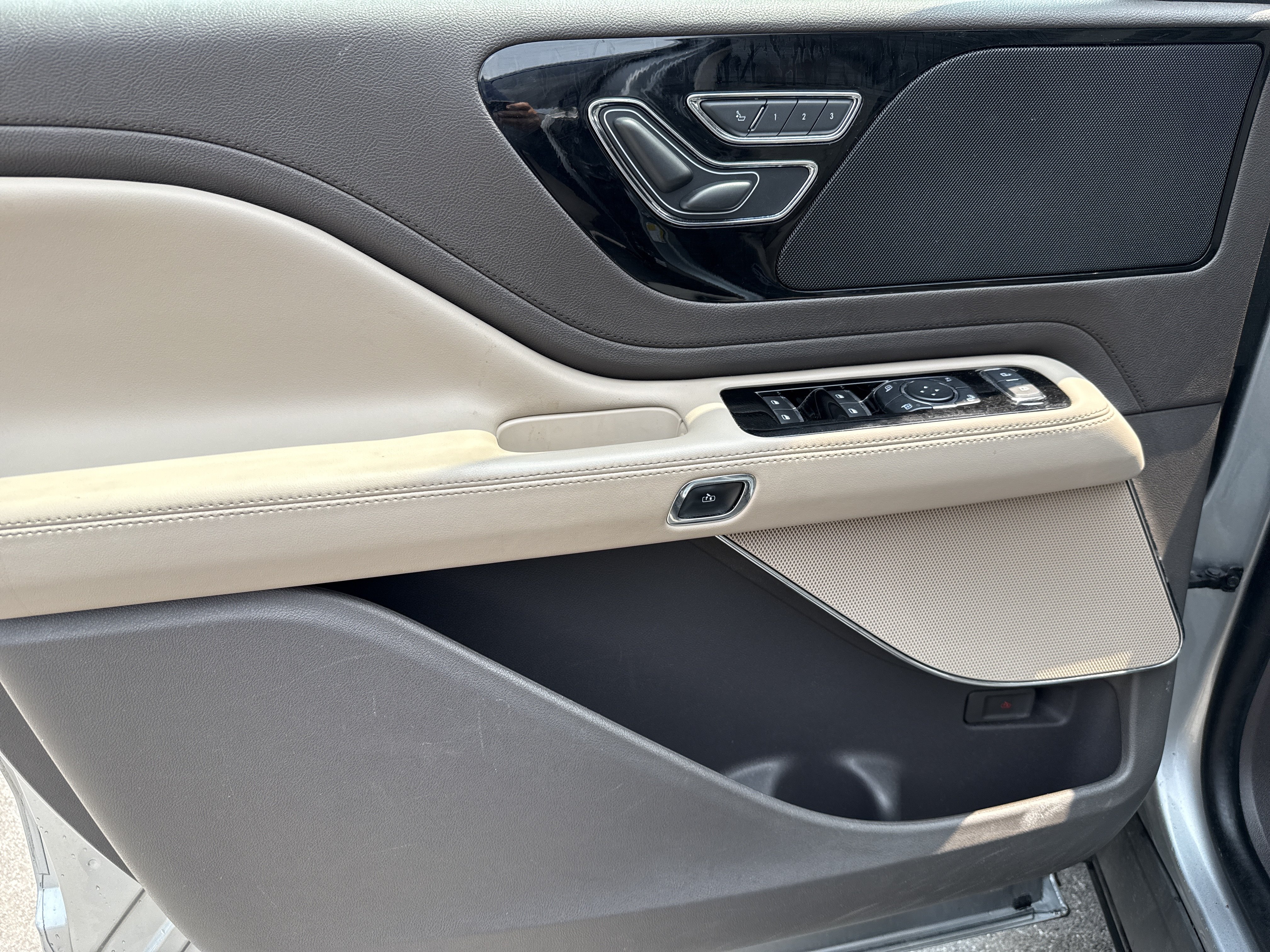 Used 2022 Lincoln Aviator AWD w/ Premium Package image 16