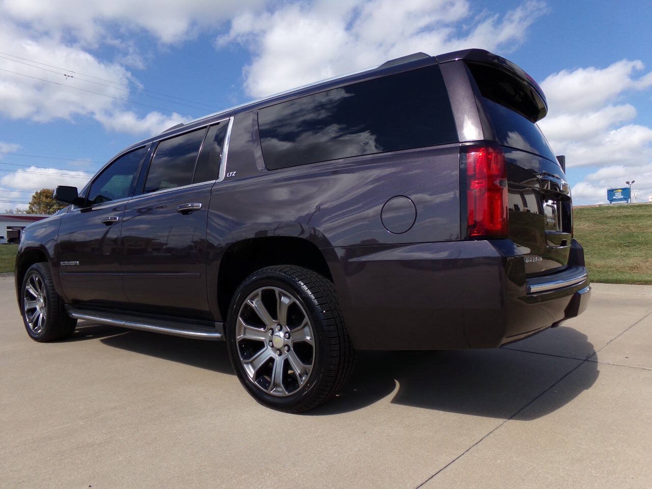 Used 2015 Chevrolet Suburban LTZ RWD image 34