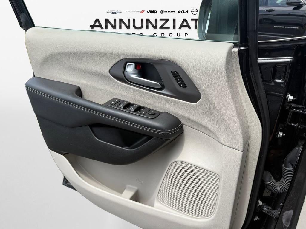Certified 2023 Chrysler Pacifica Touring-L image 27
