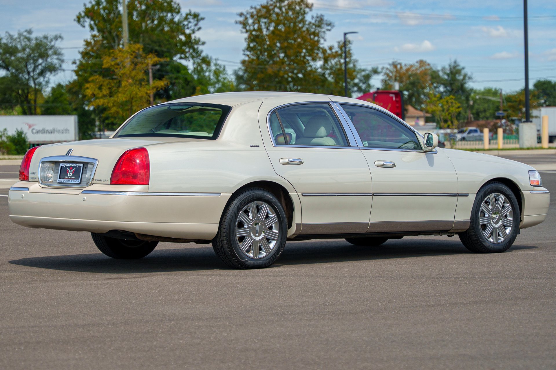 Used 2004 Lincoln Town Car Ultimate RWD image 12