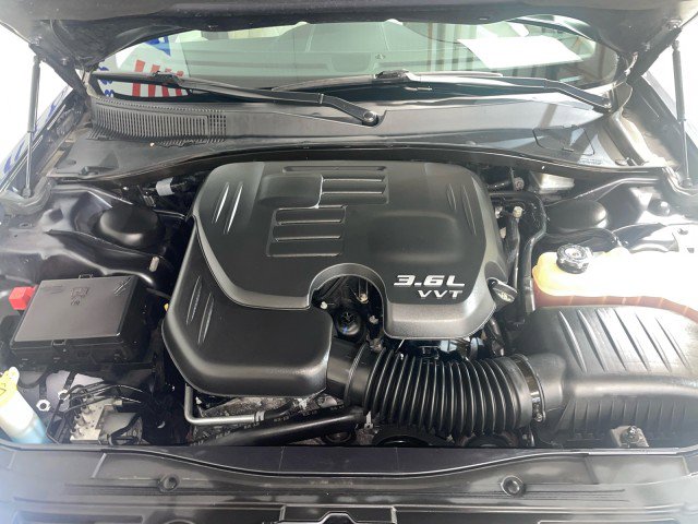 Used 2017 Chrysler 300 C Platinum w/ Safetytec Plus Group image 28