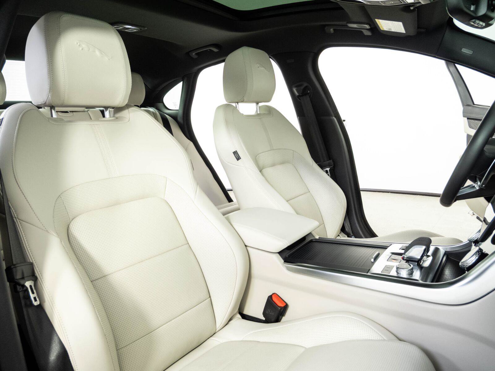 Used 2022 Jaguar XF R-Dynamic SE AWD/4WD image 23