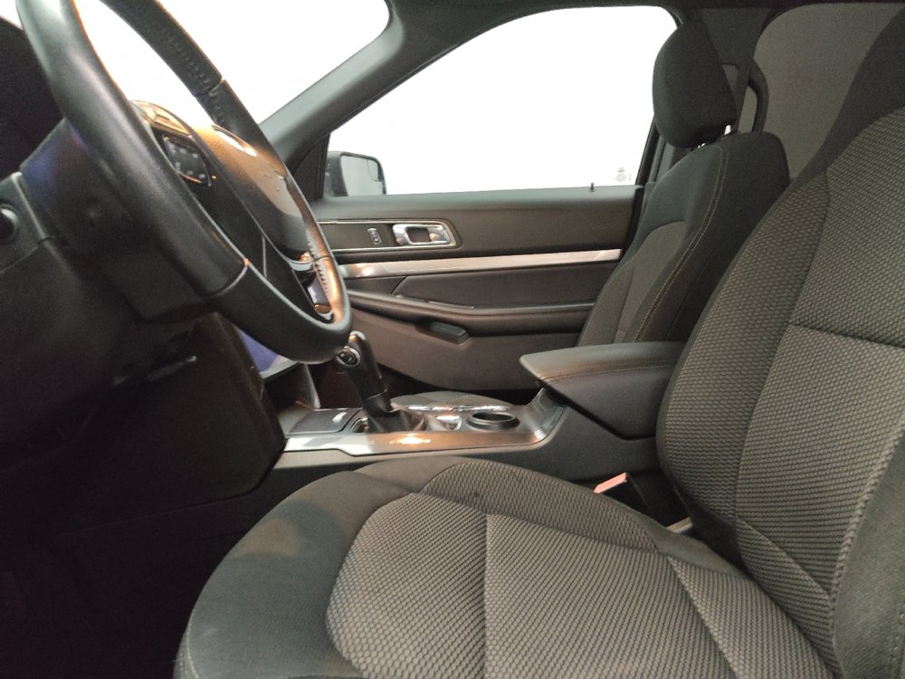 Used 2019 Ford Explorer XLT FWD image 17
