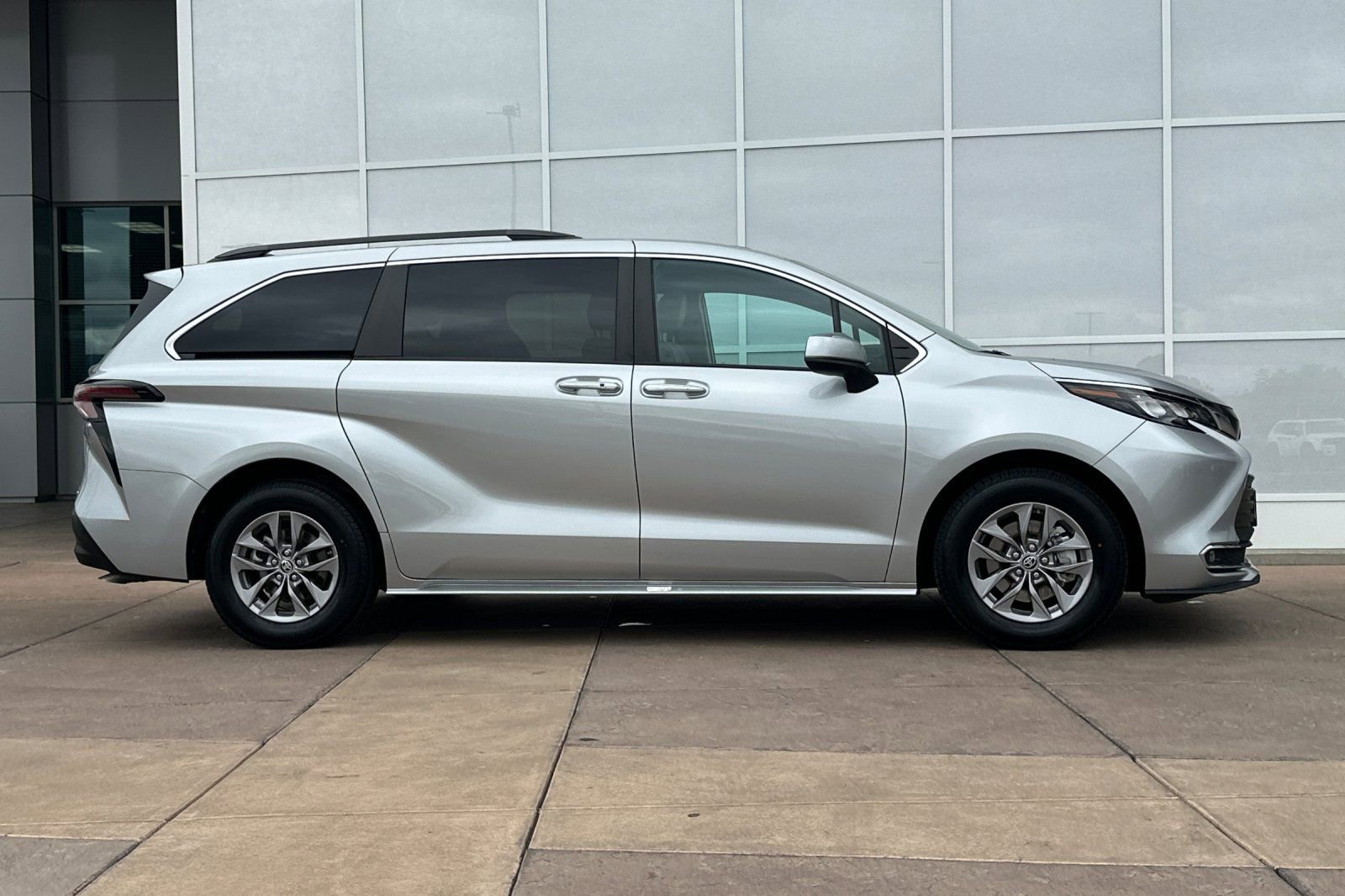 Certified 2024 Toyota Sienna XLE FWD video 3