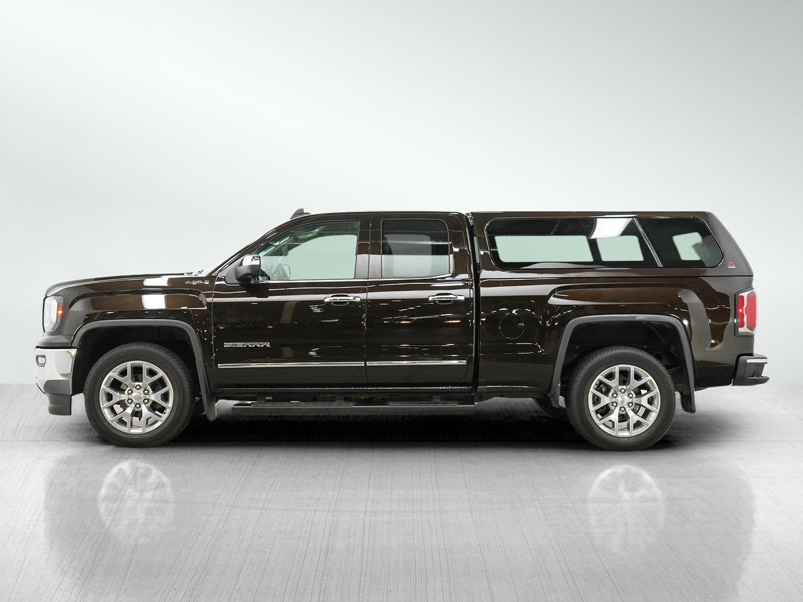Used 2018 GMC Sierra 1500 SLT w/ SLT Preferred Package AWD/4WD image 2