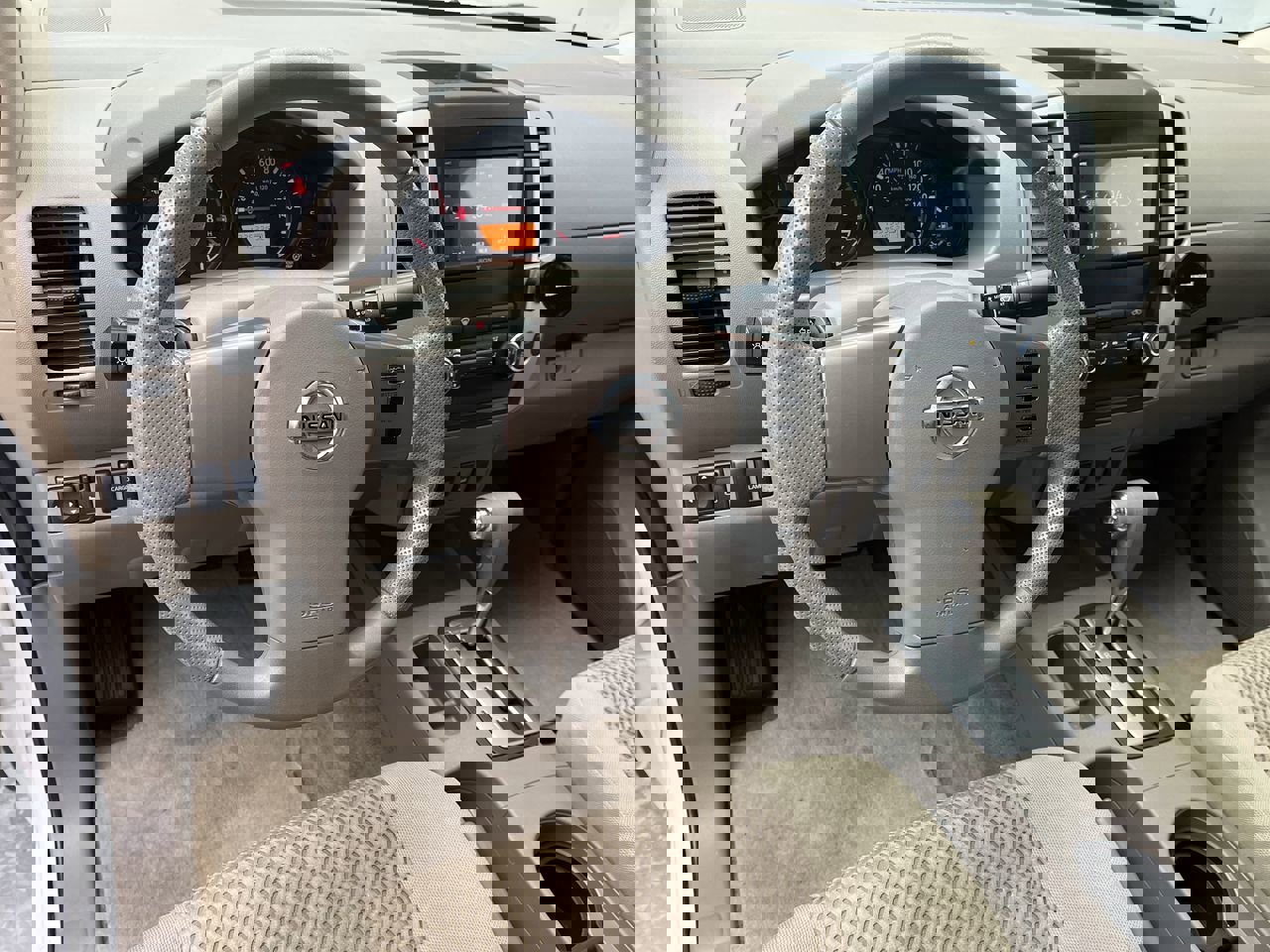 Used 2010 Nissan Frontier SE w/ SE Value Truck Pkg image 11