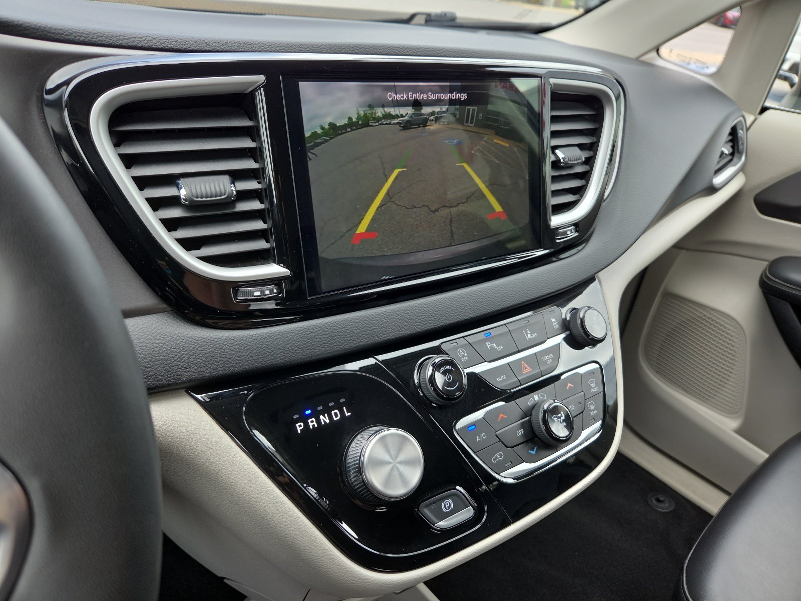 Used 2023 Chrysler Pacifica Touring-L FWD image 17