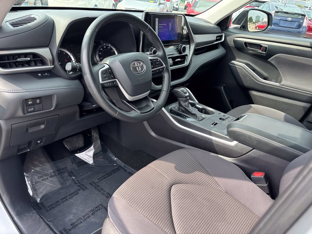 Used 2025 Toyota Highlander LE FWD image 17