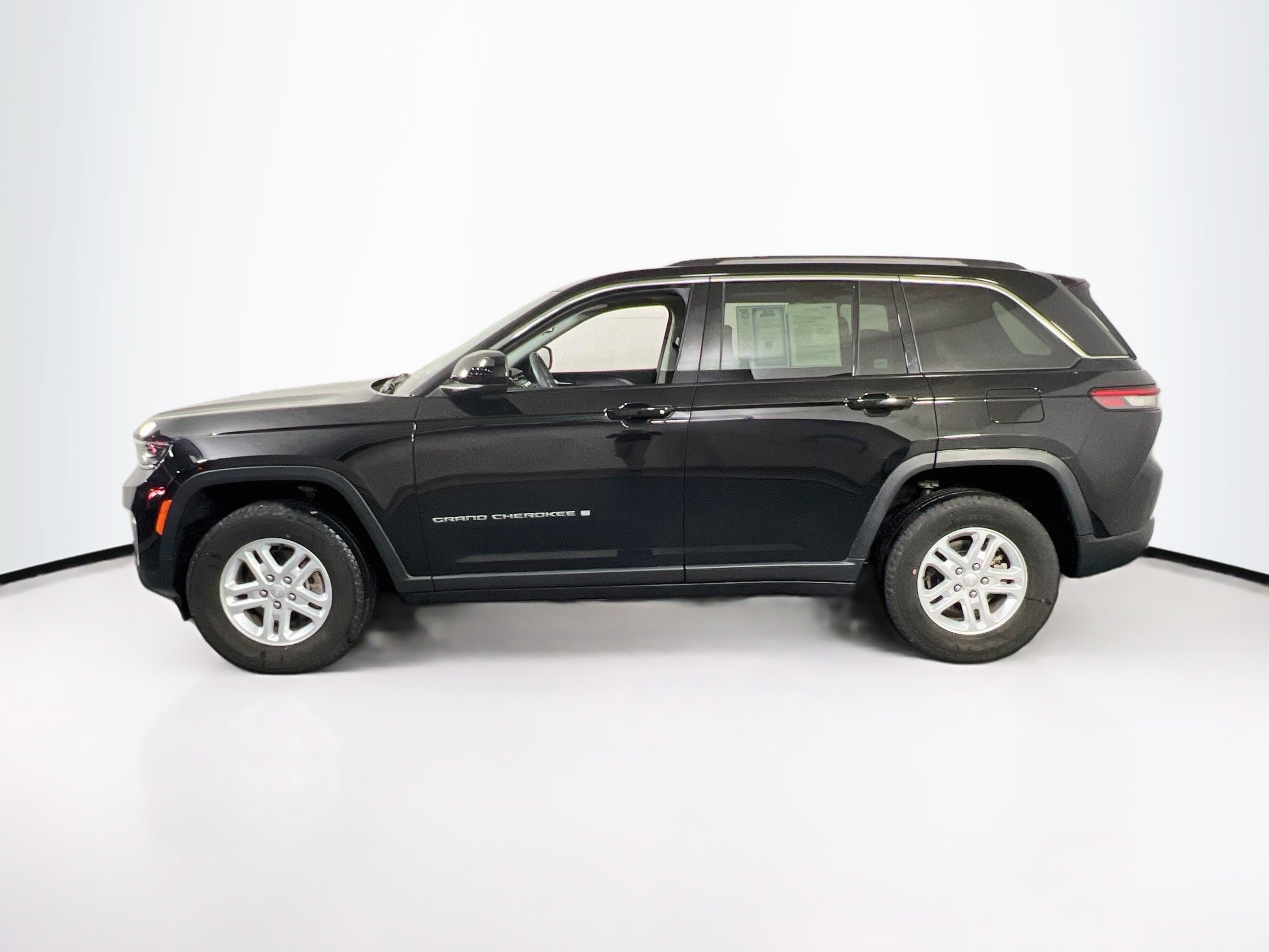 Used 2023 Jeep Grand Cherokee Laredo w/ Luxury Tech Group I AWD/4WD image 8