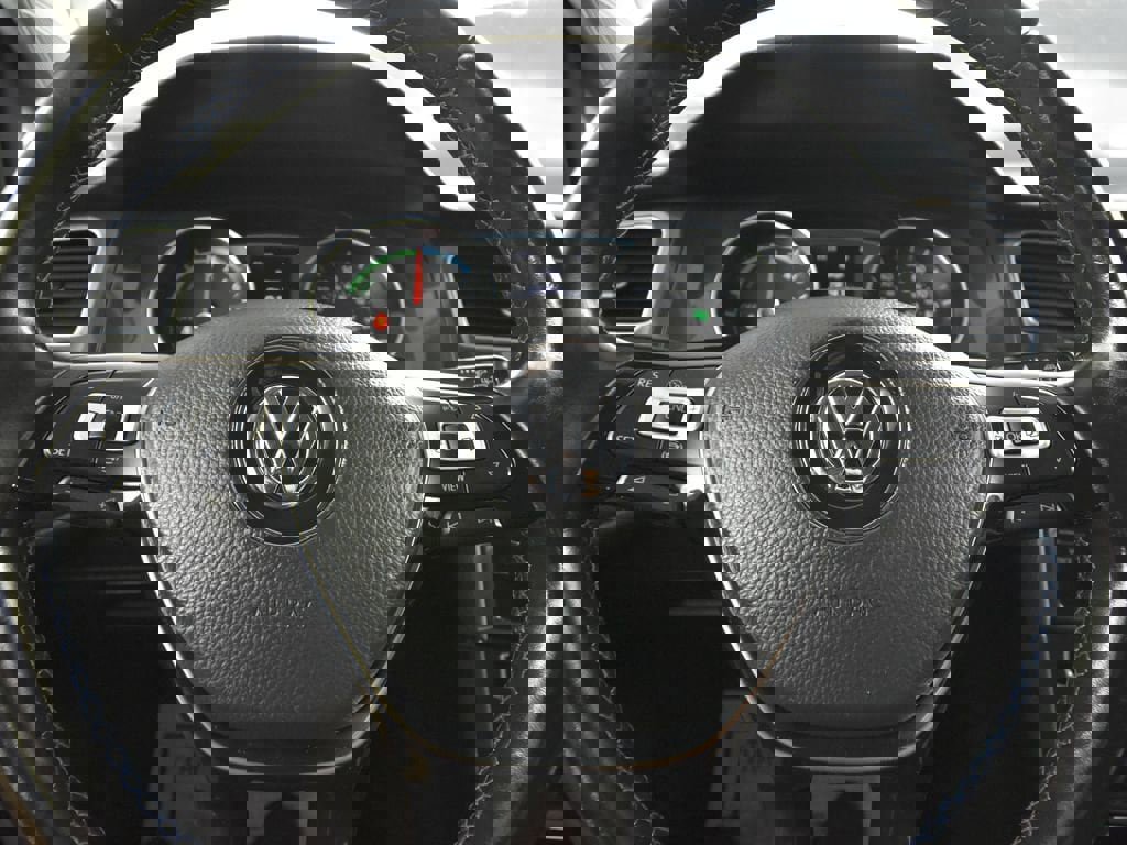 Used 2019 Volkswagen e-Golf SE image 18