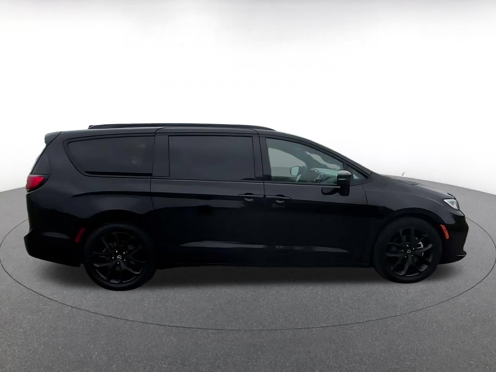 Used 2025 Chrysler Pacifica Limited FWD image 15