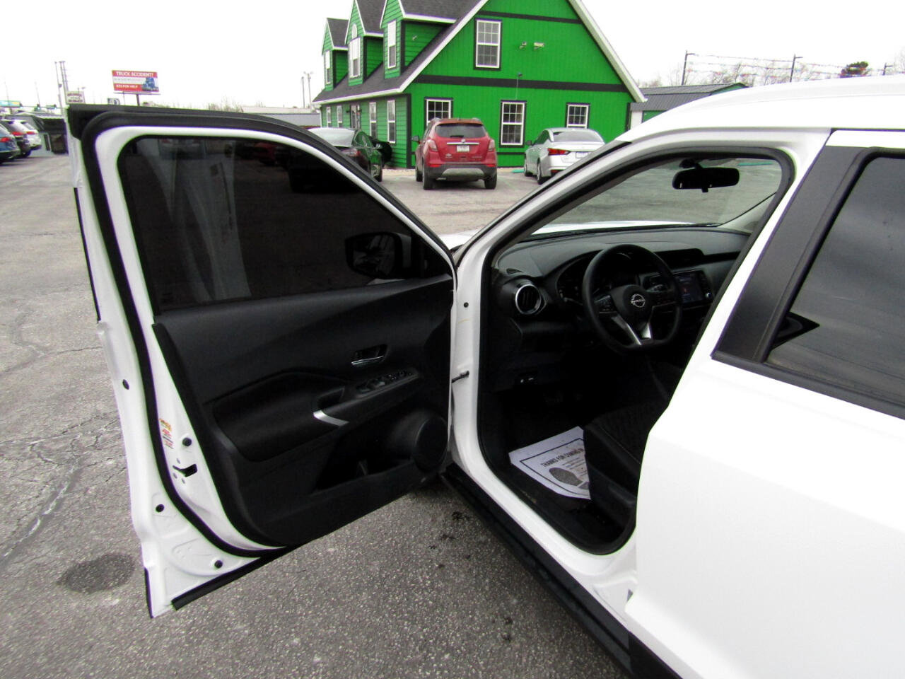 Used 2022 Nissan Kicks SV image 15