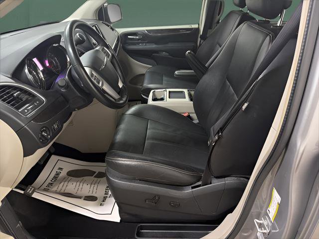 Used 2016 Chrysler Town & Country Touring FWD image 10