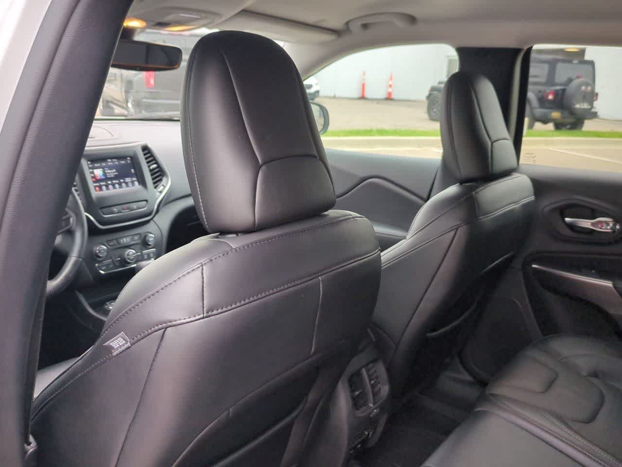 Used 2020 Jeep Cherokee Latitude Lux w/ Comfort/Convenience Group AWD/4WD image 17