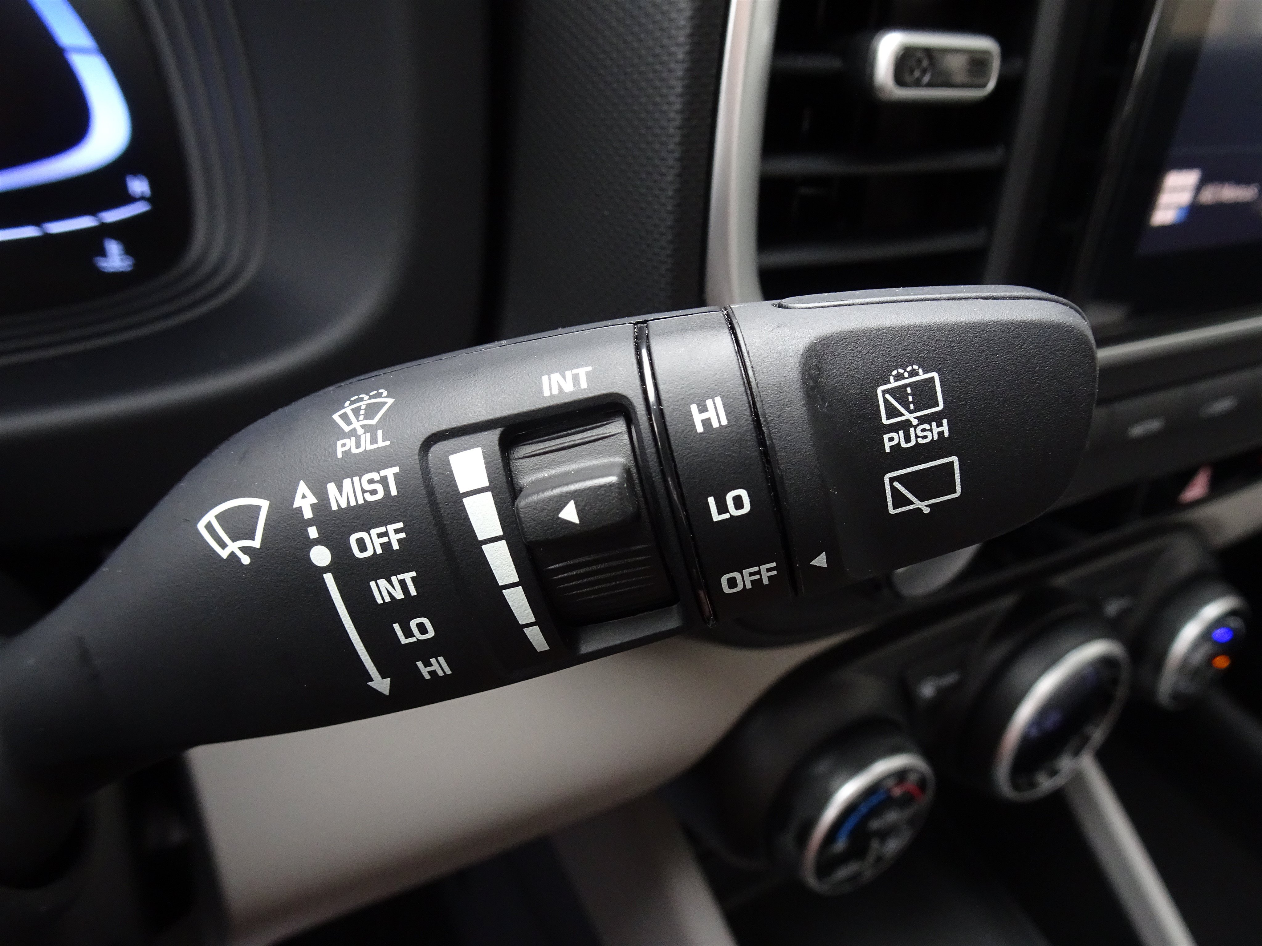 Used 2023 Hyundai Venue SEL FWD image 25