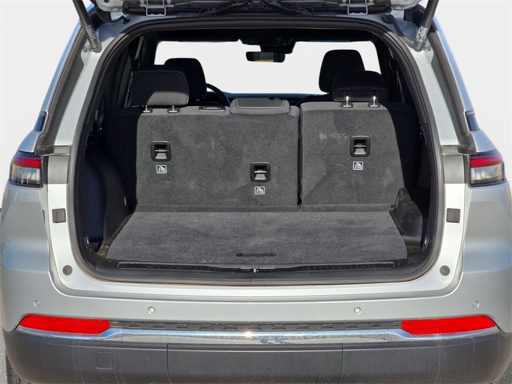 Used 2025 Jeep Grand Cherokee Laredo w/ Luxury Tech Group I image 12