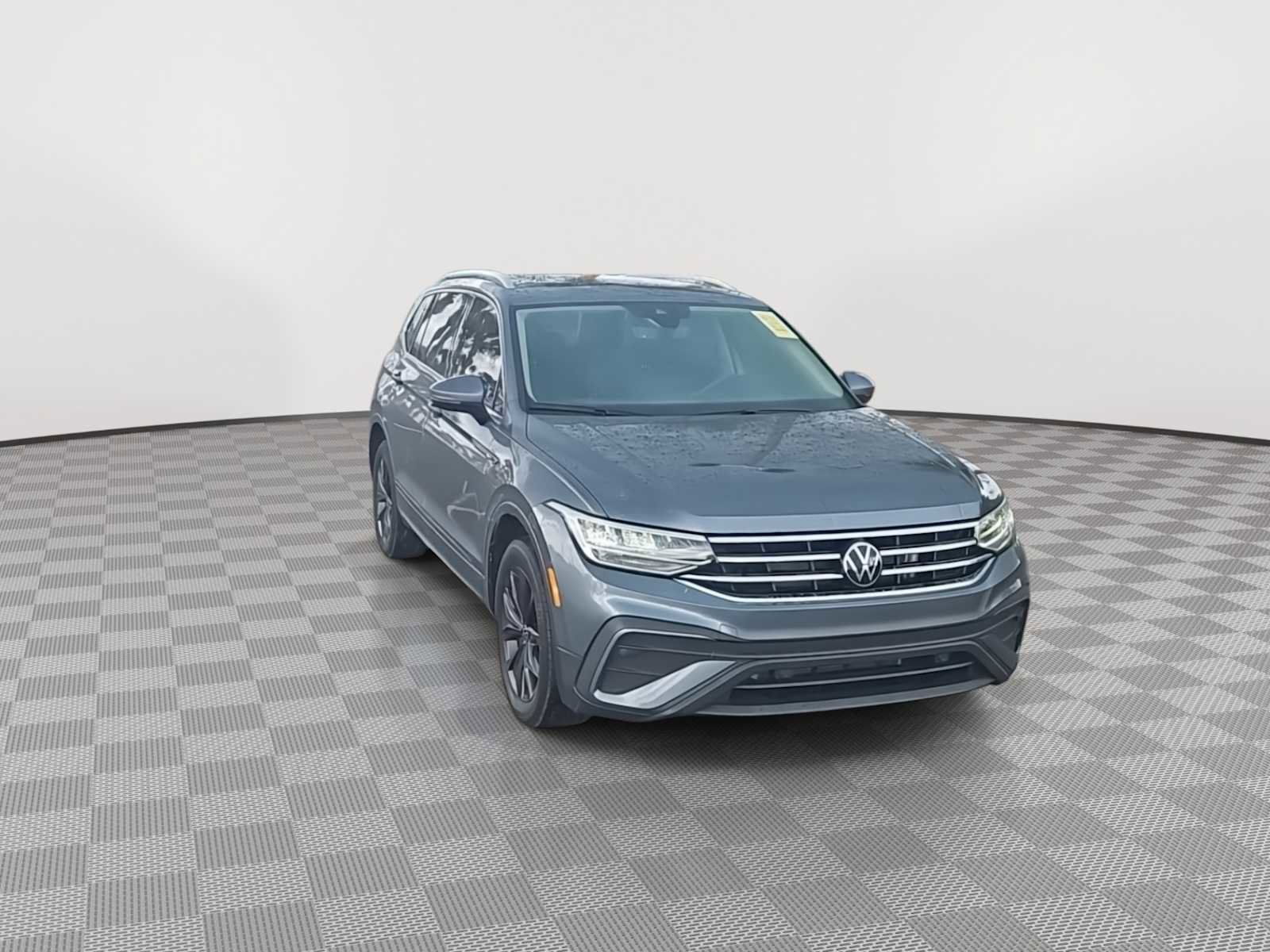 Used 2024 Volkswagen Tiguan SE FWD image 3