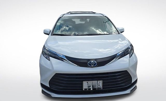 Used 2024 Toyota Sienna LE w/ LE Plus Package image 2
