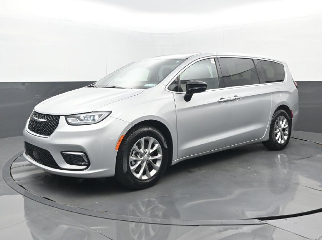 Used 2026 Chrysler Pacifica Limited FWD image 23