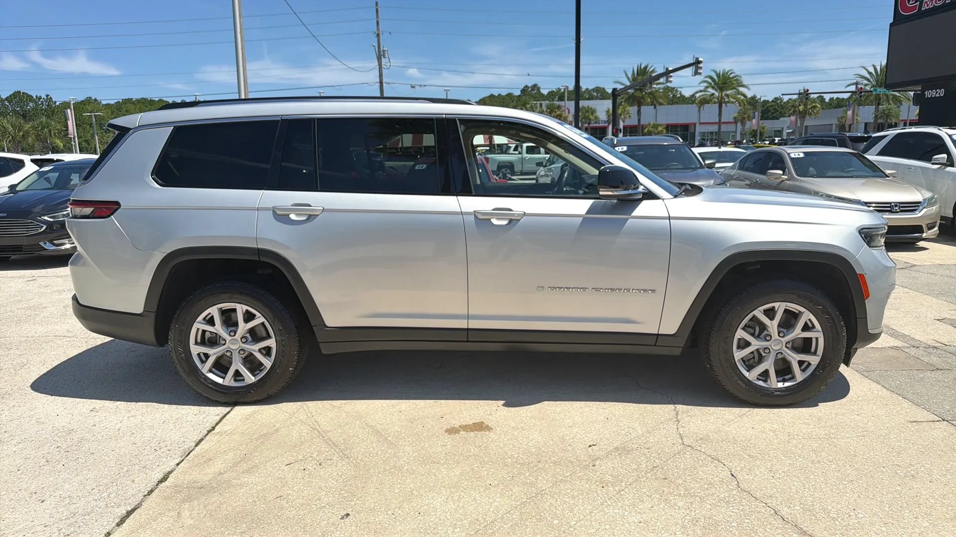 Used 2022 Jeep Grand Cherokee L Limited RWD image 6