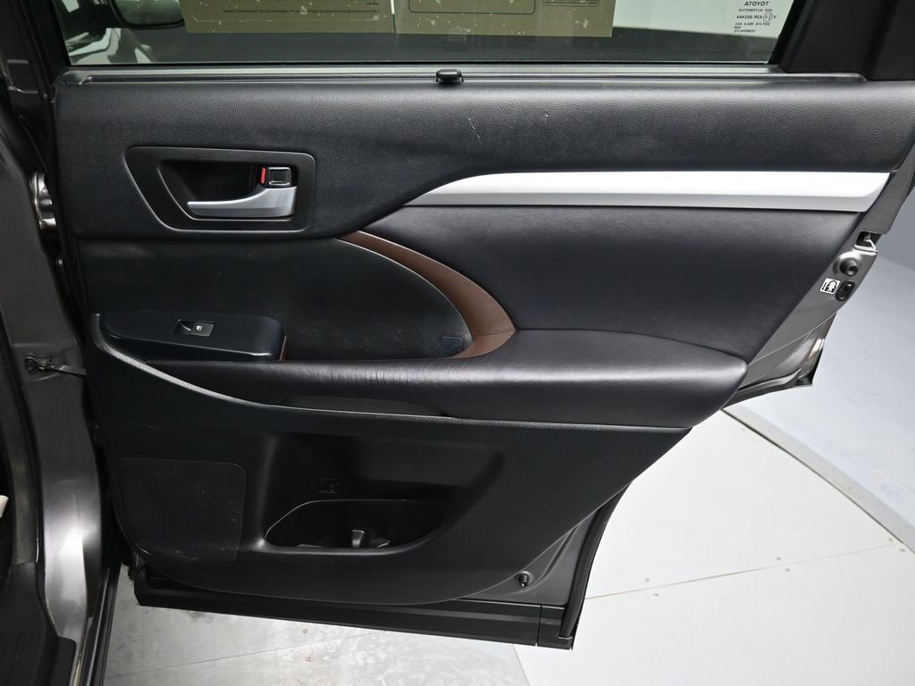 Used 2016 Toyota Highlander XLE image 29