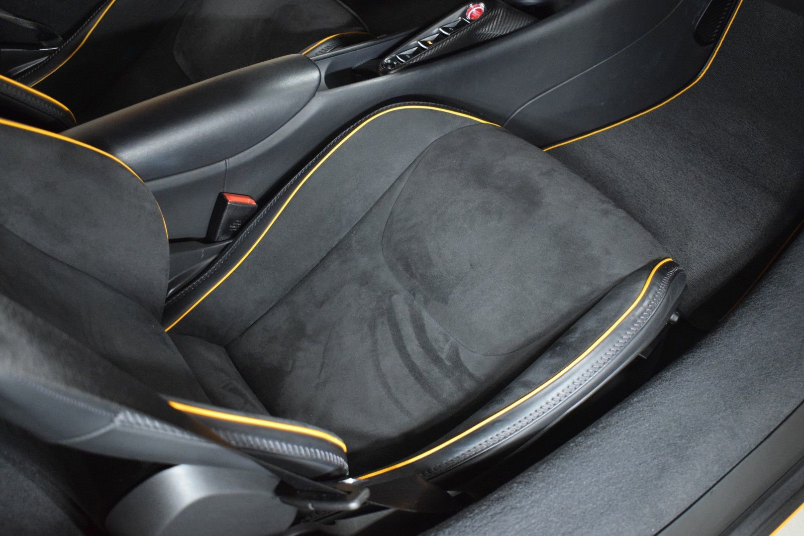 Used 2024 McLaren Artura RWD image 18