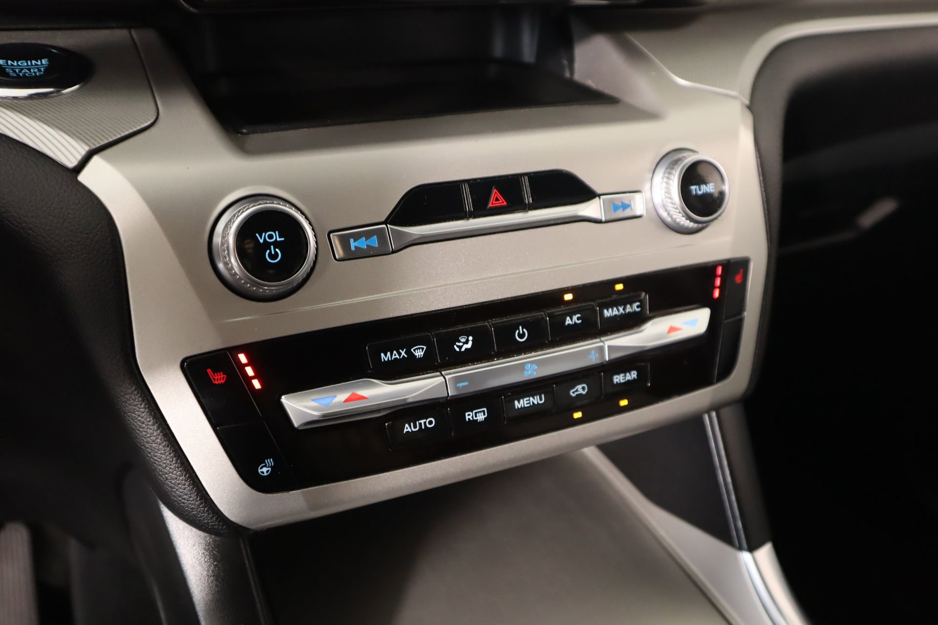 Used 2022 Ford Explorer XLT w/ Equipment Group 202A image 8